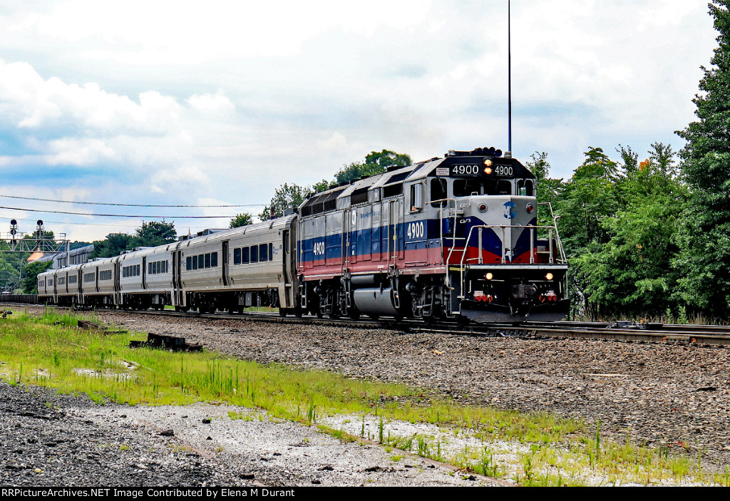 MNCR 4900 on train 1353